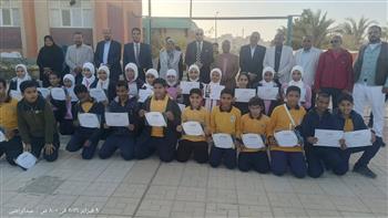 مدير تعليم البحر الأحمر يشارك طلاب "الشهيد وليد الجعفري" طابور الصباح ويُكرم المتميزين