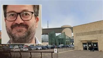 شركة تفصل عاملًا بسبب صورة له وهو مغمض العينين والقضاء ينصفه