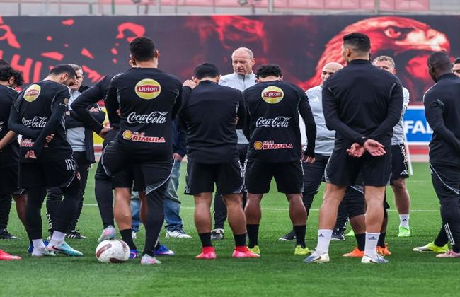 توروب يحاضر لاعبي الأهلي وتدريبات خططية استعدادًا للقاء الإسماعيلي  