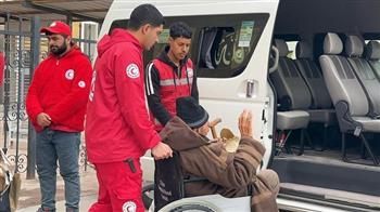 وصول الدفعة السادسة من الجرحي والمرضي الفلسطينيين إلى معبر رفح من الجانب المصري