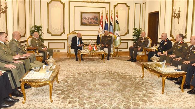 الفريق أول عبدالمجيد صقر يلتقي وزير الدفاع الوطني التونسي