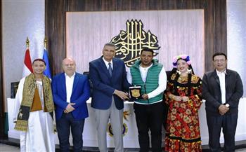 إسماعيل كمال يكرم ممثلي وفود فرق الفنون الشعبية الأجنبية والمصرية المشاركة في مهرجان أسوان الدولي