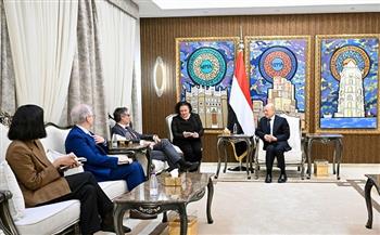 رئيس مجلس القيادة اليمني يؤكد التزام بلاده بالشراكة مع المجتمع الدولي في مكافحة الإرهاب