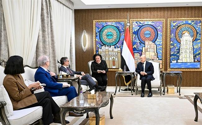 رئيس مجلس القيادة اليمني يؤكد التزام بلاده بالشراكة مع المجتمع الدولي في مكافحة الإرهاب