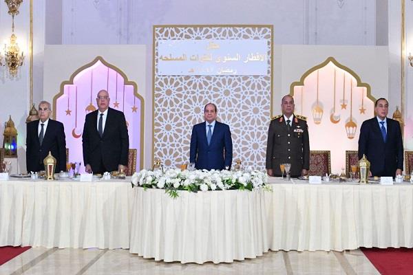 الرئيس السيسي يرحب بالقادة والمسؤولين خلال حفل إفطار القوات المسلحة