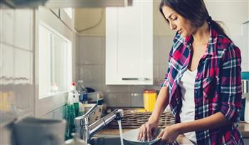 لو بتنظفي عقب انتهاء وليمة الإفطار الرمضاني.. فهذه السمات تميزك