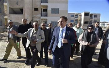 محافظ بورسعيد يتفقد شاليهات المعمورة بحي الشرق 