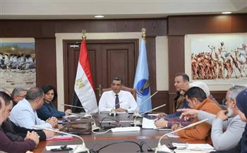 محافظ البحر الأحمر يعقد اجتماعًا موسعًا لتنسيق الجهود بين الجهات
