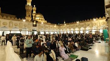 آلاف المصلين يصطفون في رحاب الجامع الأزهر بصلاتي العشاء والتراويح