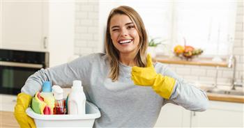 قبل العيد احمي يديك من المنظفات