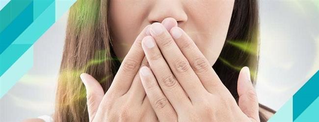 تنظيف اللسان ضرورة لتحسين رائحة الفم