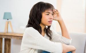 للتوقف عن إعادة الذكريات المؤلمة.. اتبعي تلك الطرق