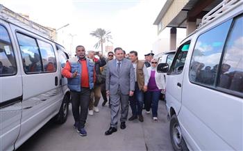 محافظ دمياط يتفقد عددا من مواقف سيارات الأجرة ويؤكد على الالتزام بالتعريفة المقررة