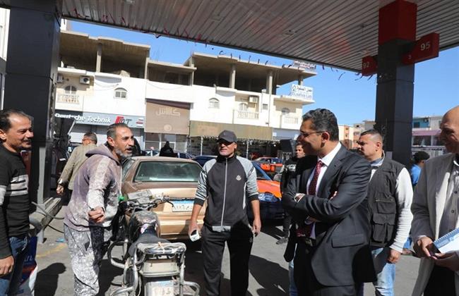 محافظ البحر الأحمر يتفقد محطات الوقود لمتابعة الالتزام بالتسعيرة الجديدة ومنع التكدسات