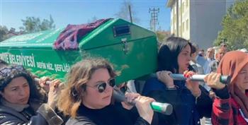 فيديو.. نساء يحملن نعش تركية قتلها زوجها في اليوم العالمي للمرأة