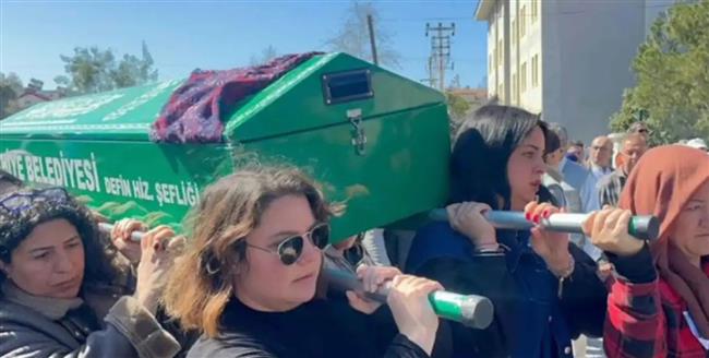 فيديو.. نساء يحملن نعش تركية قتلها زوجها في اليوم العالمي للمرأة