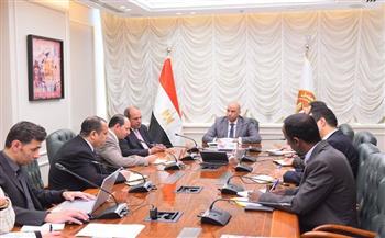 وزير العمل ورئيس الجامعة البريطانية يبحثان إعداد الكوادر البشرية المؤهلة وربطها بمتطلبات سوق العمل 