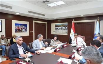 محافظ البحر الأحمر يعقد اجتماعًا لبحث موقف طلبات تقنين وضع اليد والتصالح على مخالفات البناء