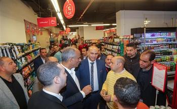 محافظ كفرالشيخ يقود حملة مفاجئة للرقابة على الأسعار بالمنافذ والسلاسل التجارية