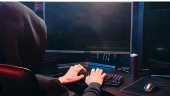 ضغطة زر قد تدمر نفسية إنسان.. أستاذ علم اجتماع يحذر من «العنف الرقمي»