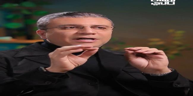 عمرو الليثي يجبر بخاطر عامل نظافة ويهديه 5 آلاف جنيه في برنامج "أجمل ناس"  