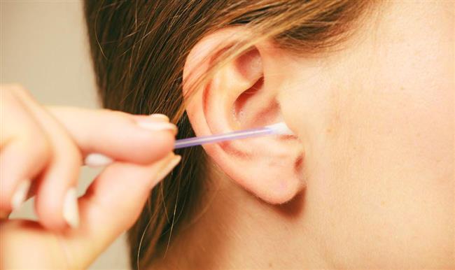 أخطاء شائعة في تنظيف الأذن تضر بصحتك.. انتبهي لها