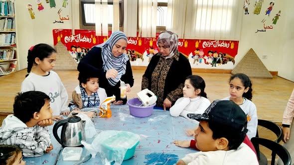 ورشة عمل تعليمية تحت عنوان "حكايات قطايف" لأبناء مكتبة السلام للطفل