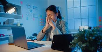 لماذا يزداد الصداع مع استخدام الشاشات؟.. خبراء أعصاب يجيبون