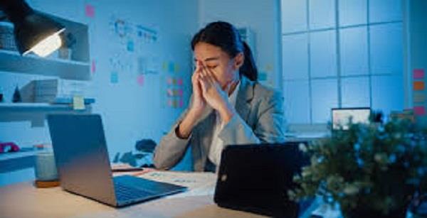 لماذا يزداد الصداع مع استخدام الشاشات؟.. خبراء أعصاب يجيبون