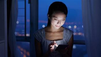 الشيخوخة الرقمية.. هل تسرع الشاشات ظهور التجاعيد؟