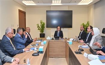 وزير الاستثمار يجتمع بمسئولي شركات السكر لبحث وضع السوق وتعزيز الاستثمارات 