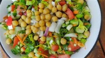 تعرفي على طريقة تحضير سلطة الحمص بالخضار المشوي