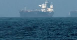 مسؤول عراقي: إجلاء 25 من أفراد طاقم سفينتين بعد هجوم في المياه الإقليمية العراقية
