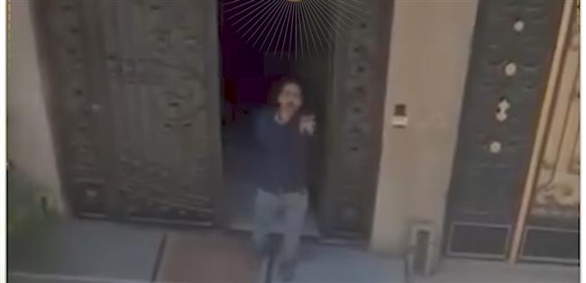 مقطع فيديو من 2022 يقود الأمن للمتهم بالتعدي على جيرانه في البحيرة