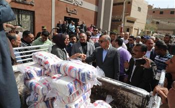 محافظ المنيا يتفقد مخزنًا لتعبئة السلع الغذائية وقافلة تموينية بقرية بني عبيد