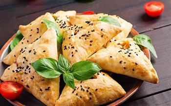 طريقة عمل السمبوسك بحشوة السوسيس والذرة