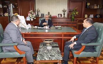 محافظ بني سويف يبحث مع مسؤولي بنك القاهرة سبل تعزيز التعاون في تنفيذ مبادرات مجتمعية وتوعوية