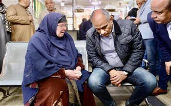 محافظ كفر الشيخ يستجيب لطلب سيدة مسنة خلال جولته بالرياض ويوجه بحل فوري لمشكلتها