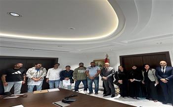 السفير المصري في أبوظبي يعقد لقاءات مع أبناء الجالية لمتابعة أوضاعهم في ظل التطورات الإقليمية