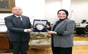 محافظ القاهرة يكرّم النائبة آية عبدالرحمن تقديرًا لدورها في إبراز إفطار المطرية