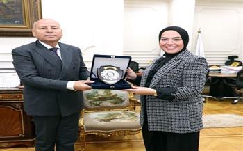 محافظ القاهرة يكرّم النائبة آية عبدالرحمن تقديرًا لدورها في إبراز إفطار المطرية