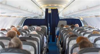 شاهد.. طرد راكبة من رحلة طيران بسبب فيديو على هاتفتها