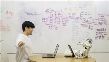 روبوتات تتفاعل مع البشر بطرق طبيعية في المدارس والمستشفيات