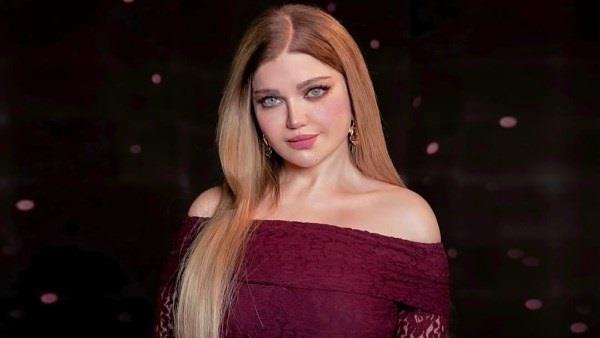 ياسمين الخطيب تبهر متابعيها بأحدث جلسة تصوير بالأحمر الداكن  