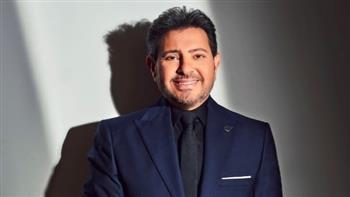 حقيقة الحالة الصحية للفنان هاني شاكر بعد سفره إلى باريس