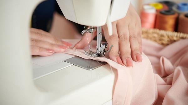 في شهر المرأة.. من مهارتك في خياطة الملابس وحياكتها إلى مشروعك الخاص