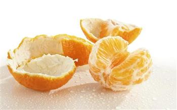 تعرفي على فوائد اللب الأبيض في البرتقالة قبل التخلص منه