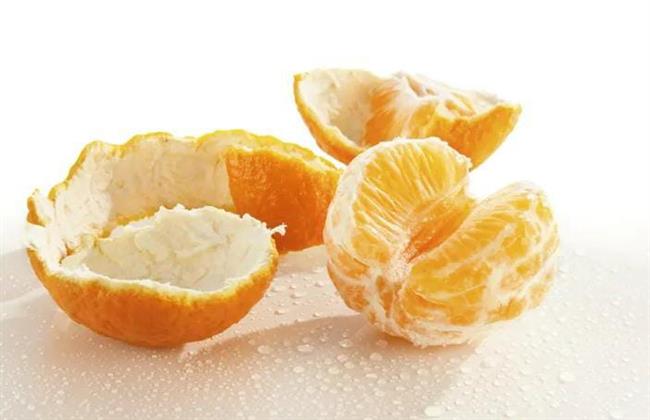 تعرفي على فوائد اللب الأبيض في البرتقالة قبل التخلص منه
