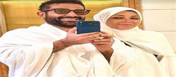 أحمد سعد يستعد لأداء مناسك العمرة برفقة زوجته  