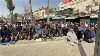المقدسيون يؤدون صلاة الجمعة الأخيرة من رمضان على مقربة من الأقصى